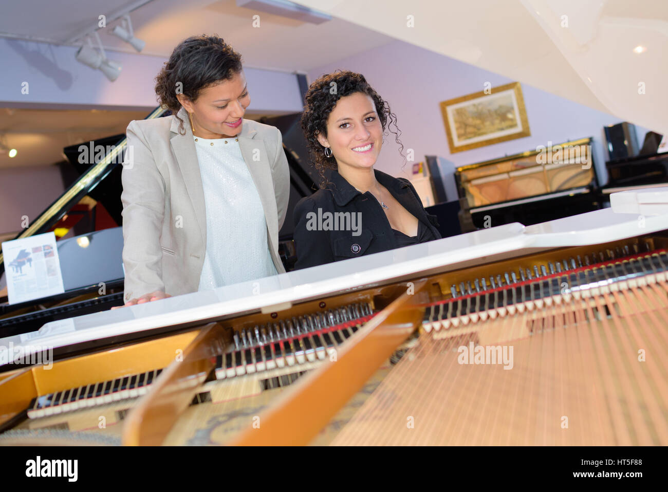 Due donne al pianoforte Foto Stock