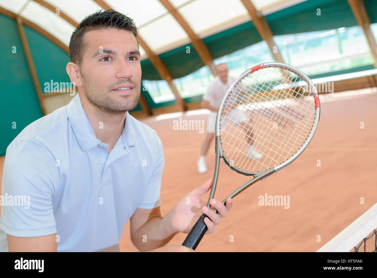 Gli uomini che giocano match di tennis Foto Stock