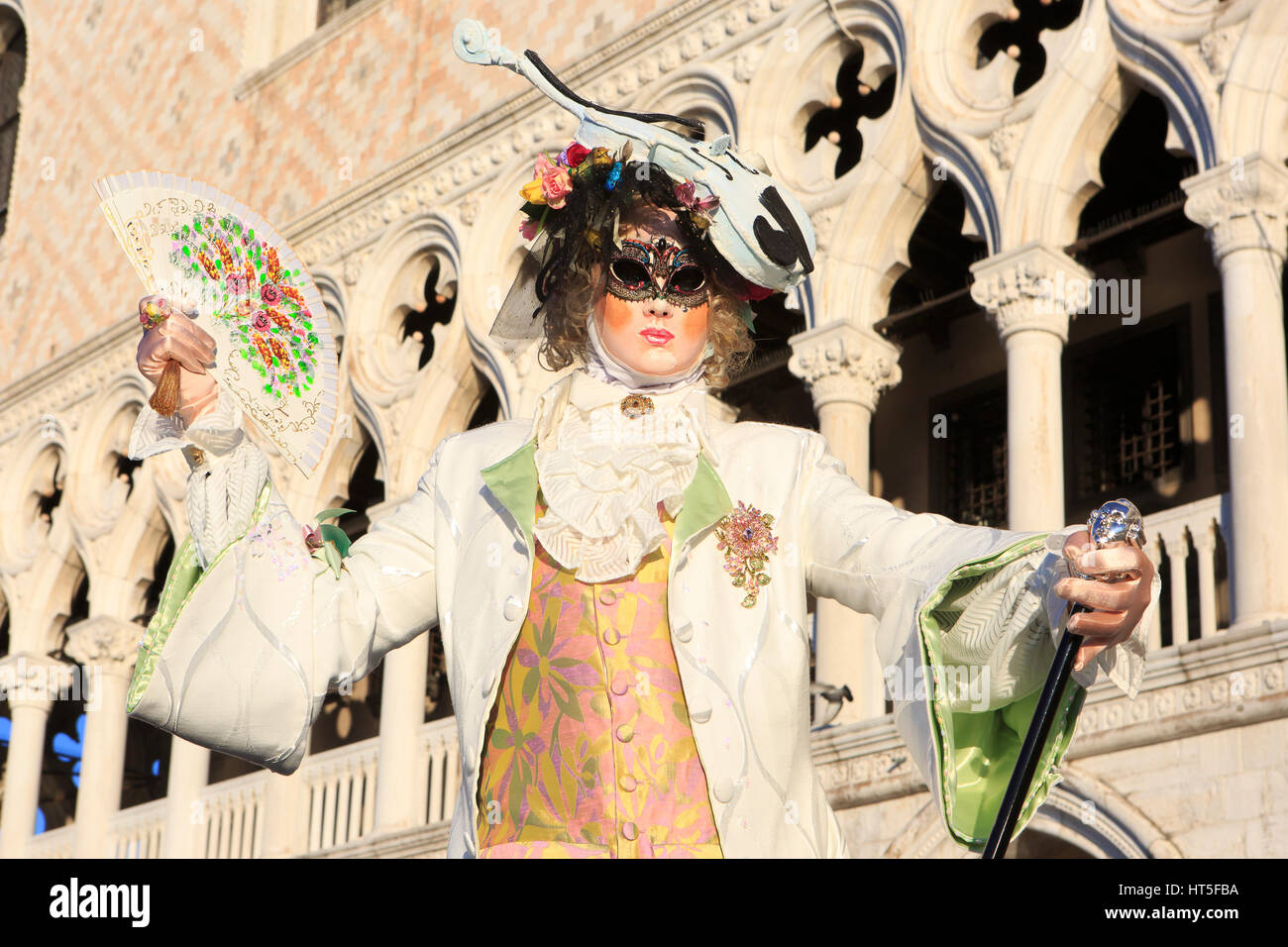 Un uomo in un tradizionale costume veneziano al di fuori del Palazzo del Doge durante il Carnevale di Venezia, Italia Foto Stock