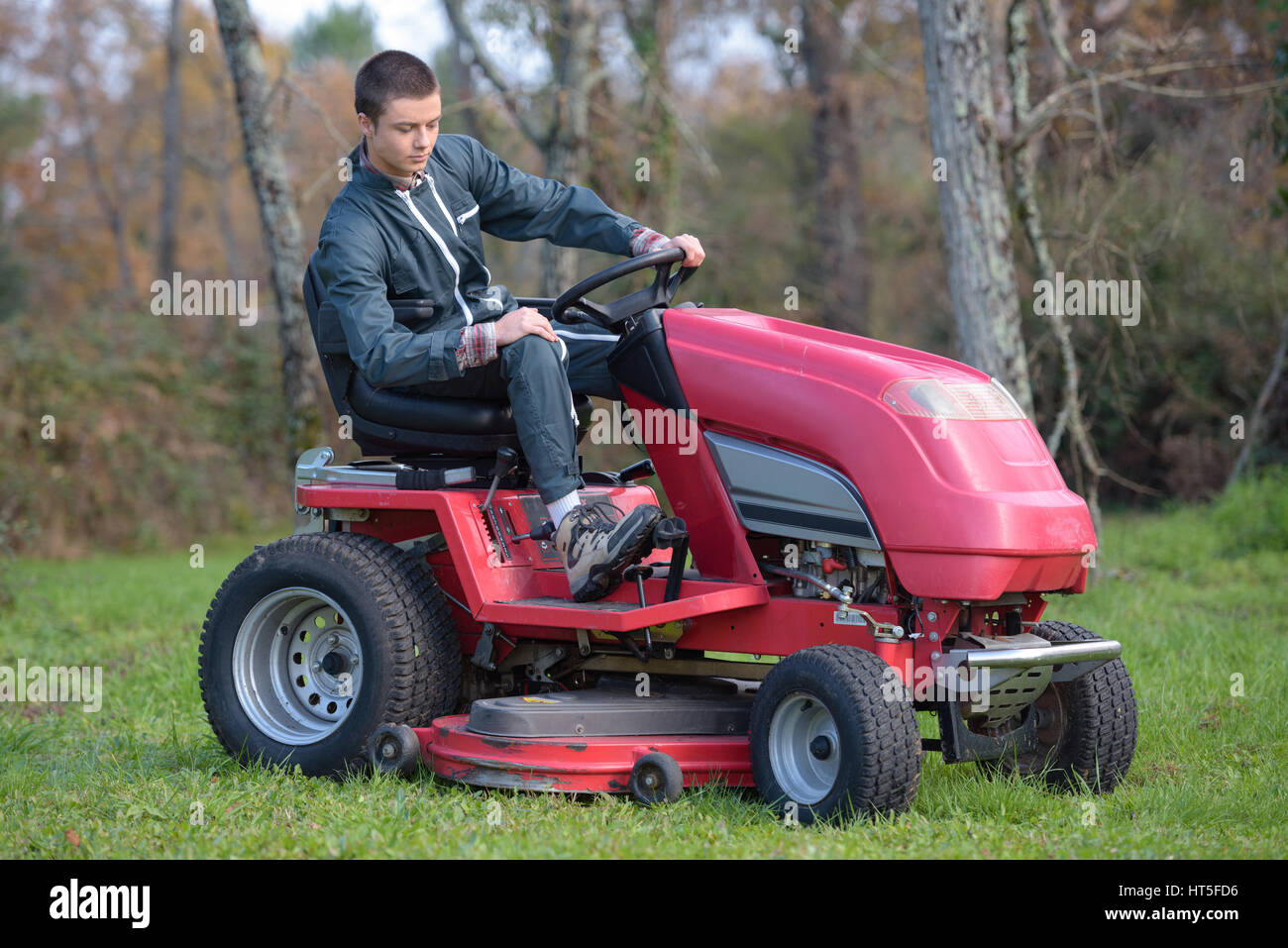 Utilizzando una corsa tosaerba semoventi Foto Stock