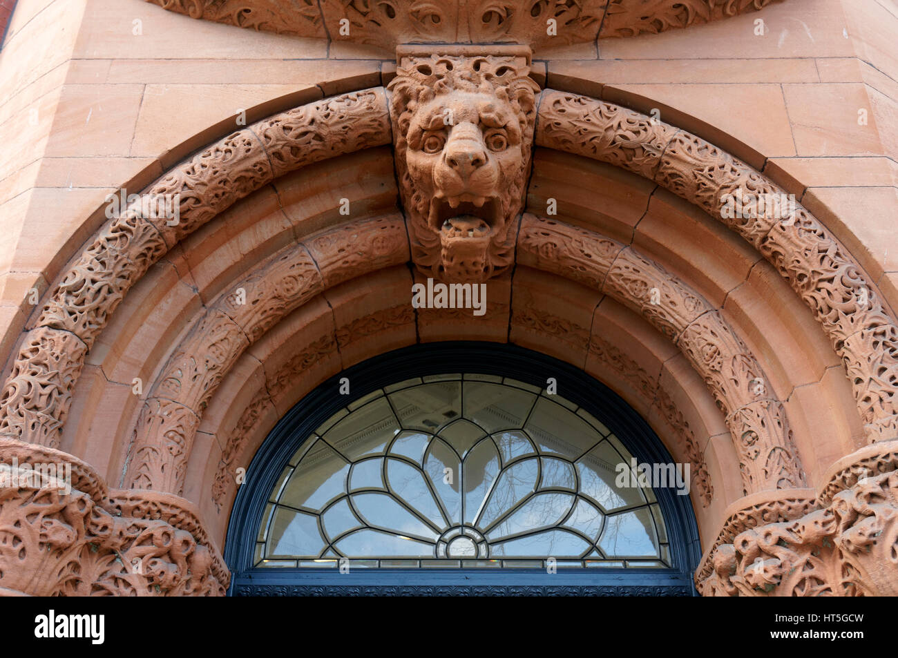 Lion scultura decorazione su ornato portale ad arco dell'edificio interurbano in Pioneer Square quartiere storico, Seattle, Washington, Stati Uniti d'America Foto Stock