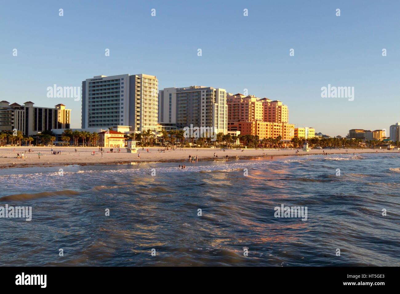 Gli edifici colorati e turisti sfuggire winter line Clearwater Beach, Florida, Stati Uniti d'America Foto Stock