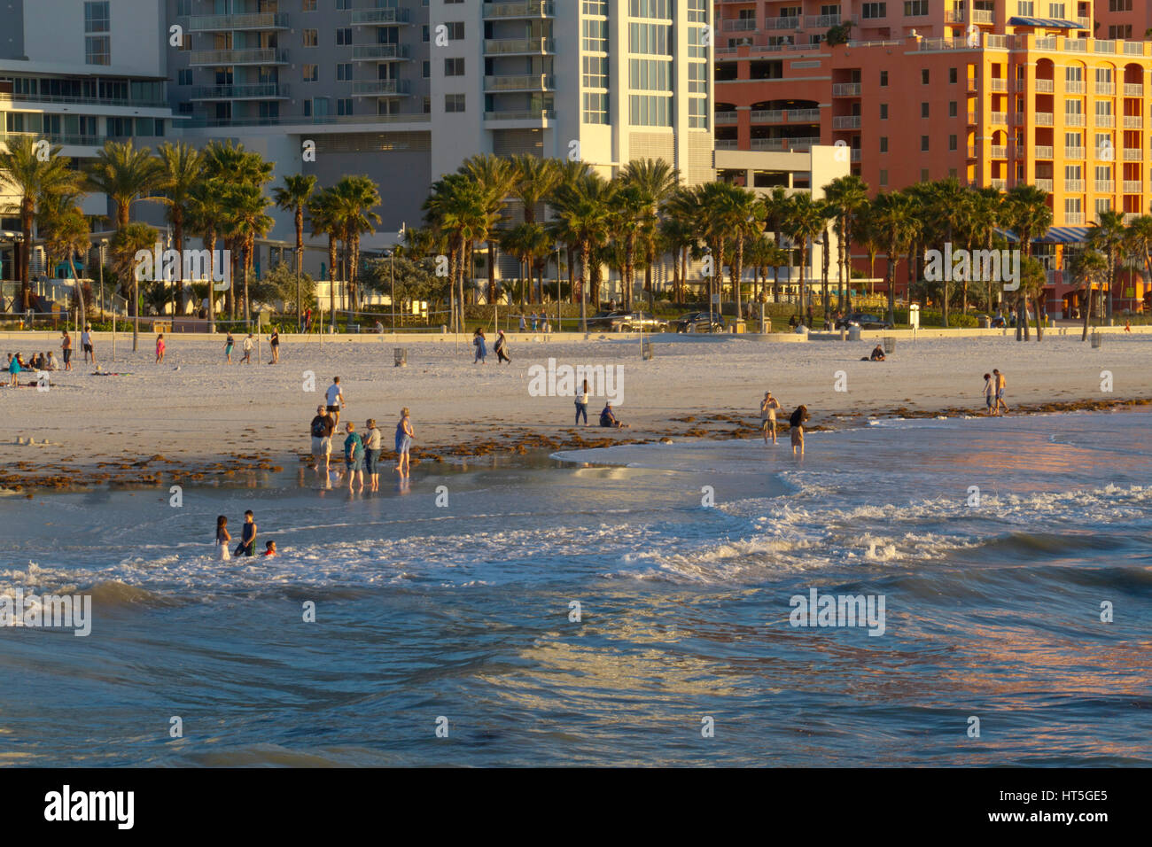 Gli edifici colorati e turisti sfuggire winter line Clearwater Beach, Florida, Stati Uniti d'America Foto Stock