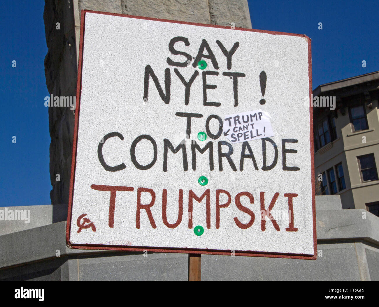 Asheville, North Carolina, Stati Uniti d'America - 25 Febbraio 2017: Close up di un segno con un russo falce e martello simbolo dicendo 'say Nyet a Commrade Trumpski' Foto Stock