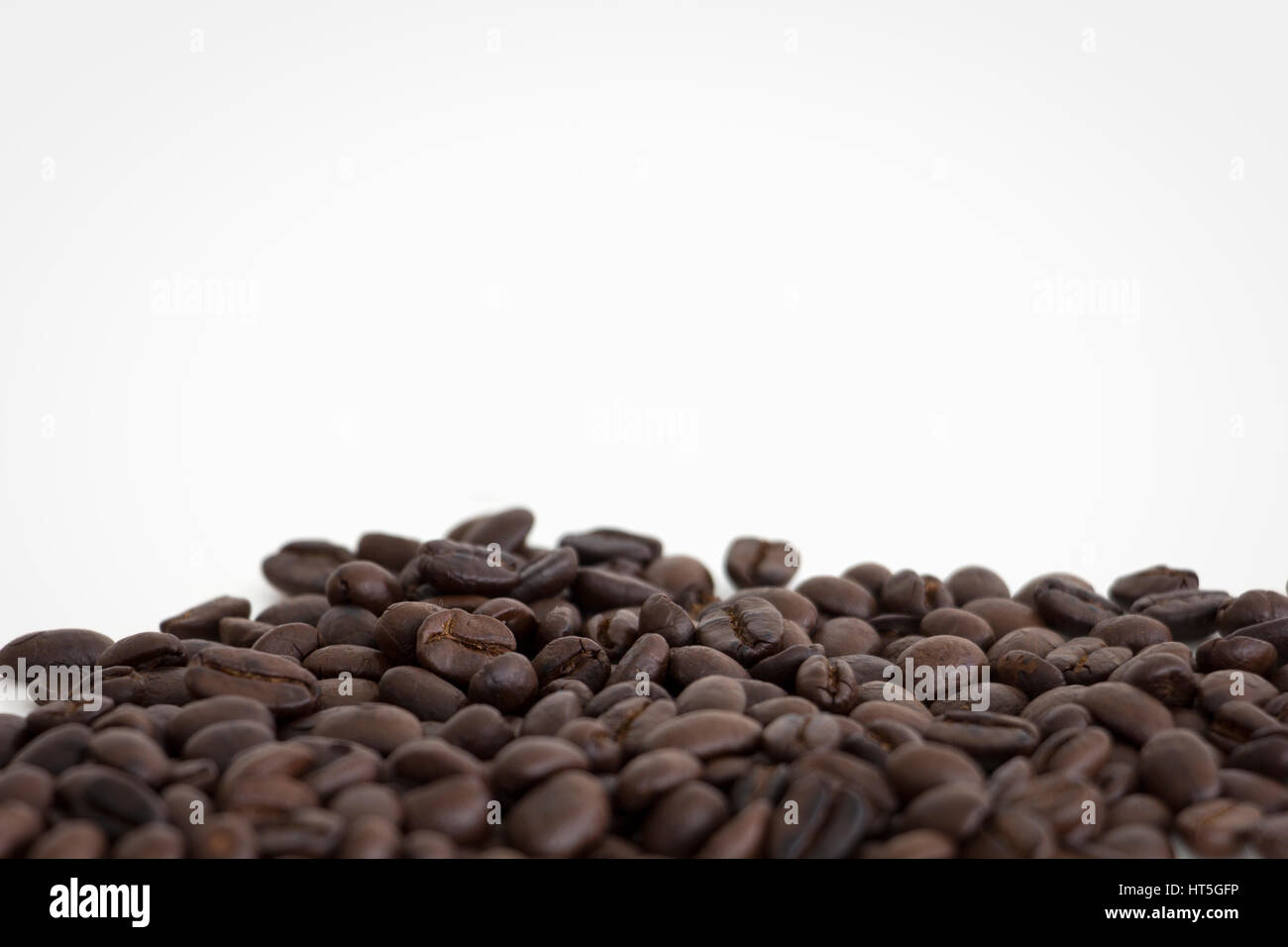 I chicchi di caffè isolato su sfondo bianco area per copiare lo spazio. Foto Stock