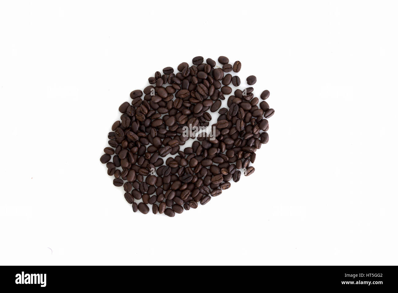 Grande chicco di caffè forma fatta di chicchi di caffè, sfondo bianco Foto Stock