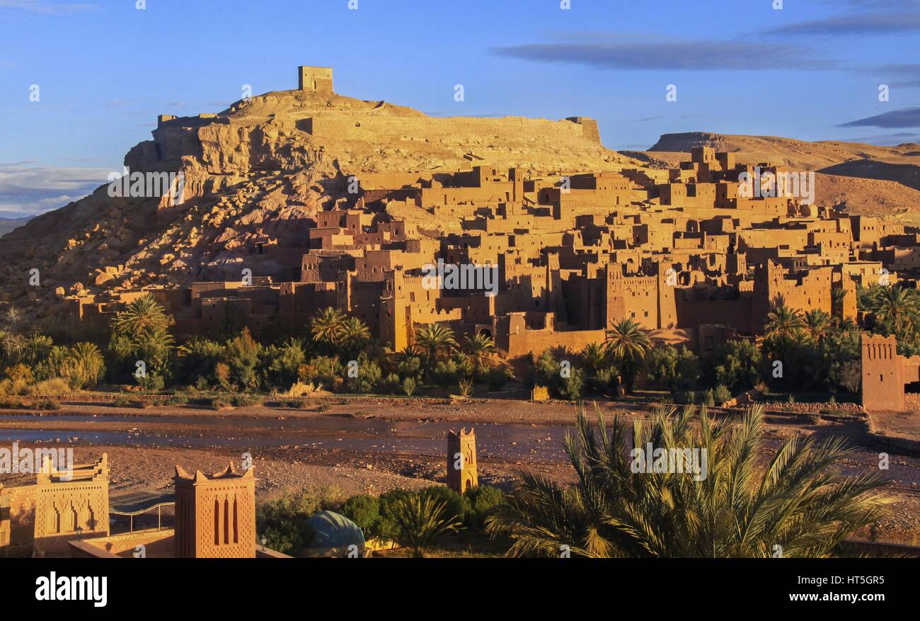 AIT Benhaddou Cittadella fortificazione difensiva mura esterno in Marocco, patrimonio dell'umanità dell'UNESCO nell'Oasi del deserto marocchina Foto Stock