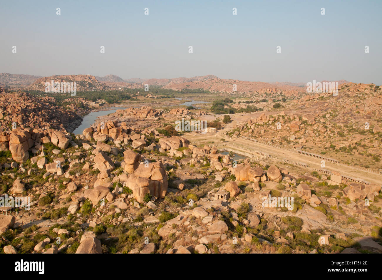 Paesaggio panoramico nei pressi di Hampi, India, con riso e piantagioni di palma Foto Stock