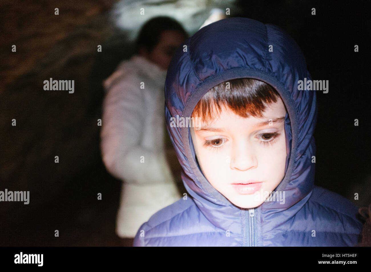 Ai bambini di esplorare la caverna sotterranea Foto Stock