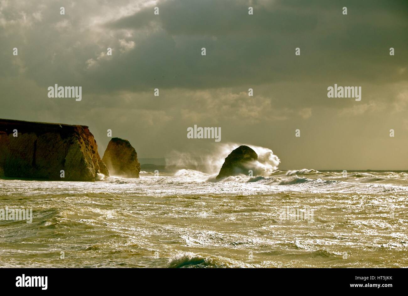 La baia di acqua dolce, Isle of Wight con un onda che si schiantano contro la roccia in una tempesta Foto Stock