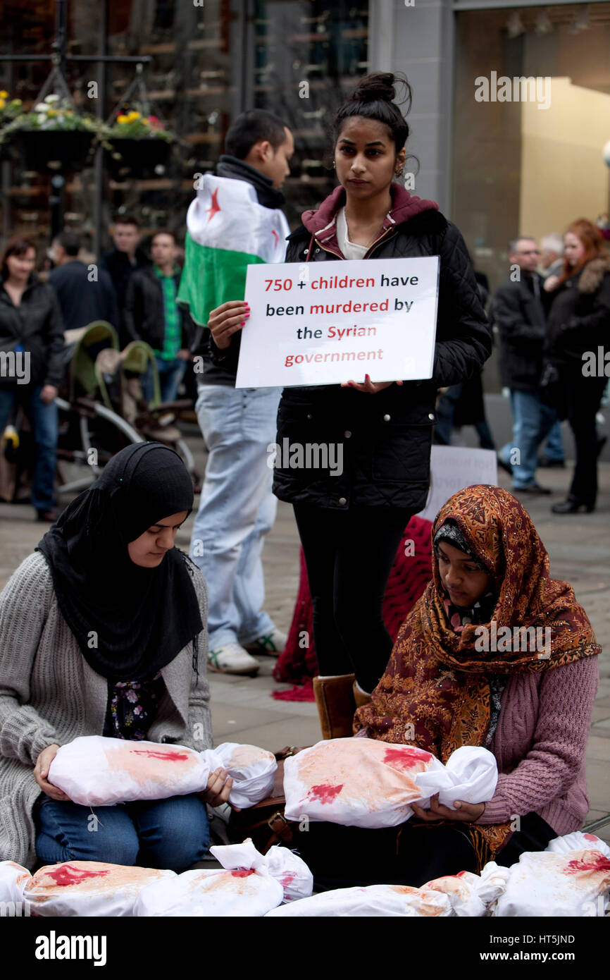 Gli studenti di Manchester , Regno Unito , in segno di protesta contro la violenza in Siria. Nella foto la metropolitana di Piccadilly Gardens Foto Stock