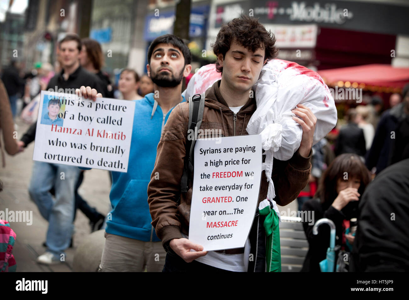 Gli studenti di Manchester , Regno Unito , in segno di protesta contro la violenza in Siria. Nella foto la metropolitana di Piccadilly Gardens Foto Stock
