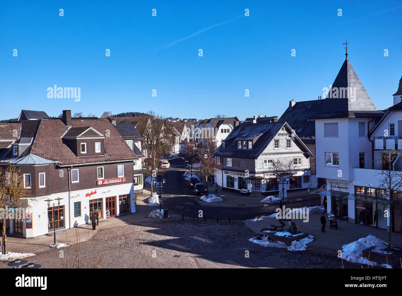 WINTERBERG, Germania - 14 febbraio 2017: piccola piazza al centro del villaggio di sci Winterberg nel Sauerland Foto Stock