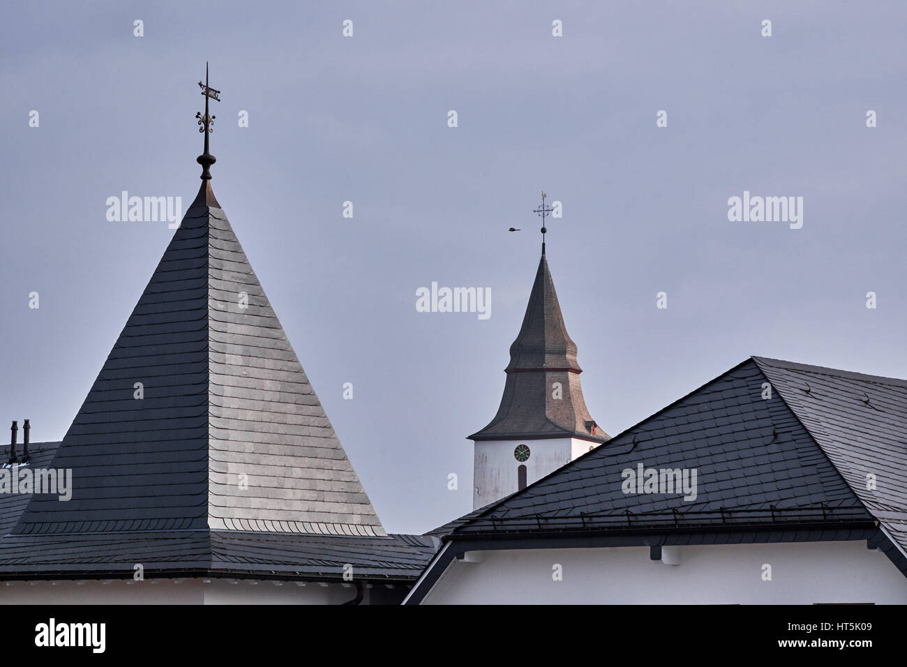 WINTERBERG, Germania - 16 febbraio 2017: tetto della torre di una chiesa e degli edifici circostanti a Winterberg Foto Stock