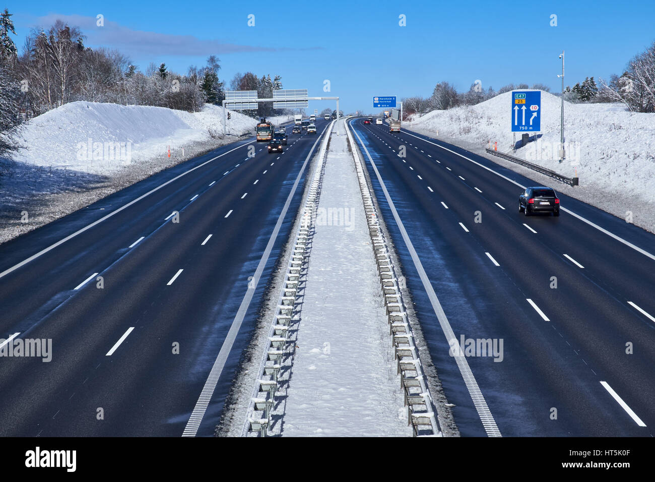 HOERSHOLM, Danimarca - 24 febbraio 2017: l'autostrada a sei corsie cancellato di neve in un paesaggio invernale Foto Stock