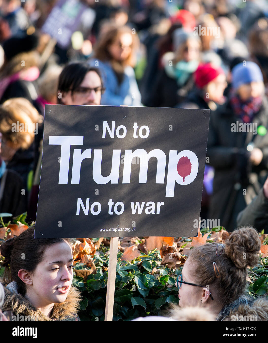 Oltre centomila persone hanno preso parte alla donna marzo / anti Donald Trump rally, attraverso il centro di Londra, come parte di una giornata internazionale di solidarietà. Foto Stock