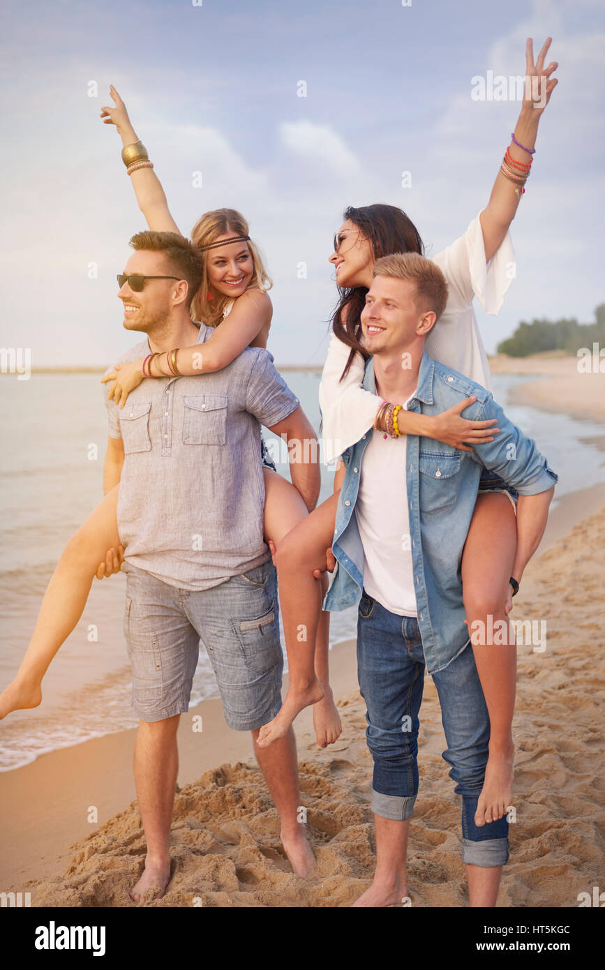 Il buon umore durante la vacanza al mare Foto Stock