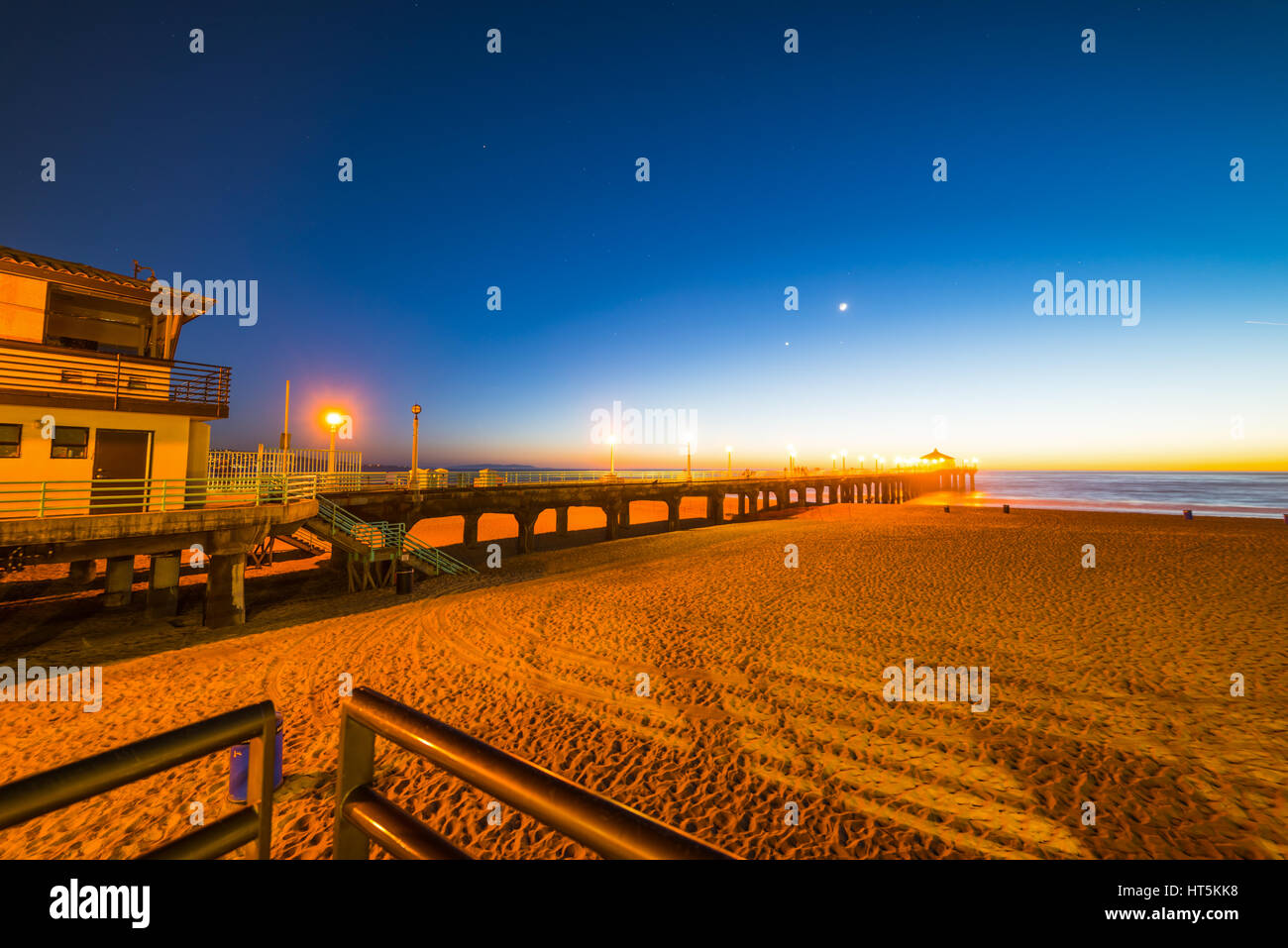 Chiara notte in Hermosa Beach in California Foto Stock