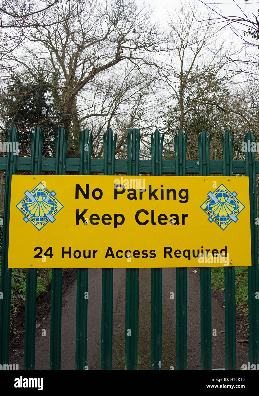 Nessun parcheggio, mantenere chiaro segno appartenente al prosciutto e petersham fucile e pistola club, in Ham, Surrey, Inghilterra Foto Stock