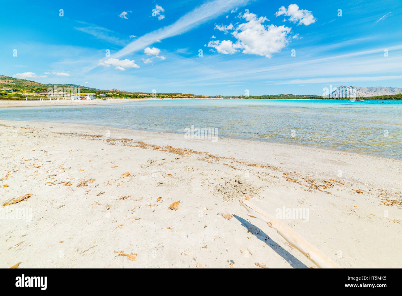 Cala d'Ambra spiaggia su una soleggiata giornata di primavera Foto Stock