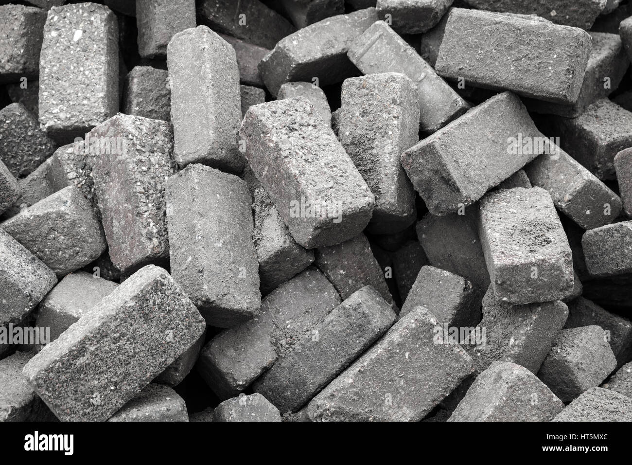 Pila di rozza pietra grigia per ciottoli pavimentazione stradale, close-up Foto Stock