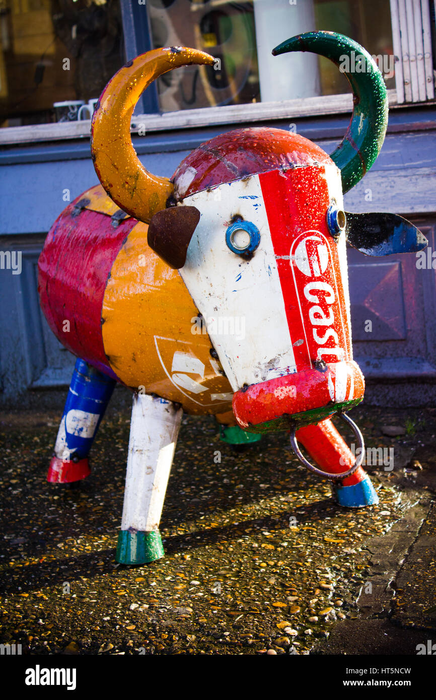 Suggestivo 'steam punk' bull mantiene la sua terra accanto a Camden Road, Londra. Foto Stock