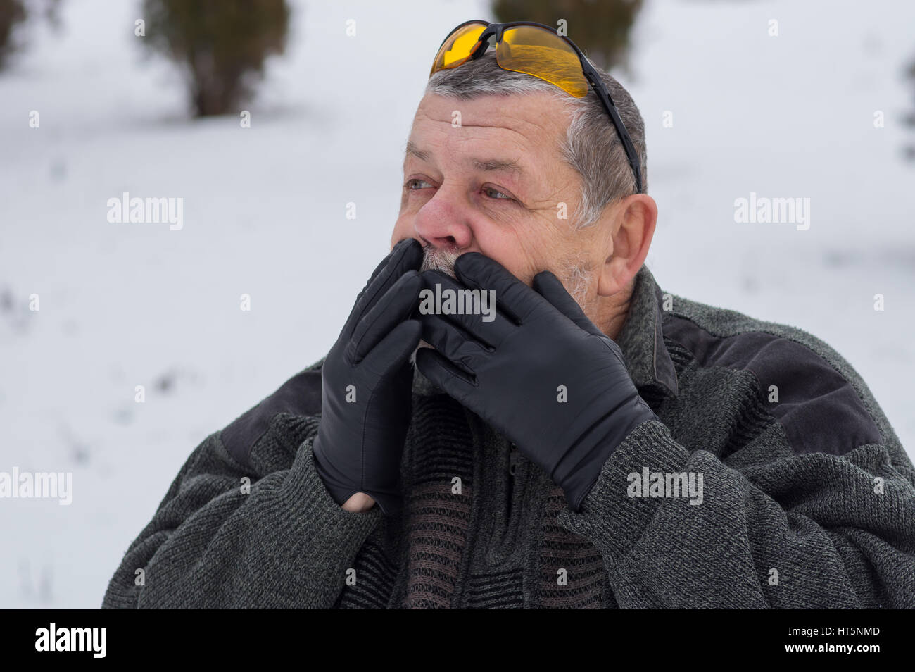 Outdoor ritratto di senior uomo che guarda con stupore Foto Stock