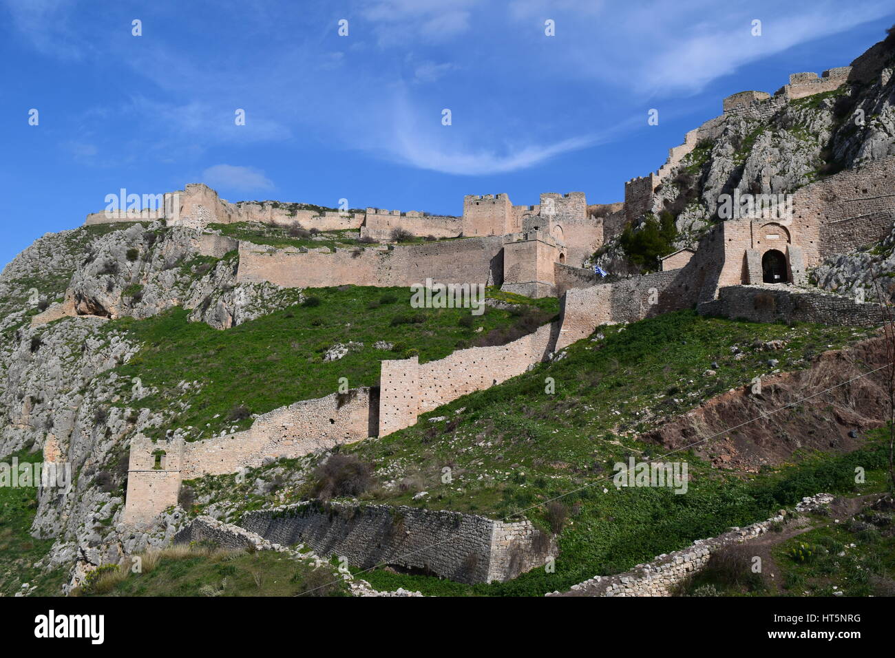 Acrocorinth (Greco: Ακροκόρινθος), "Corinto superiore','acropoli dell'antica Corinto, è una roccia monolitica di supervisionare le antiche città di Corinto Foto Stock