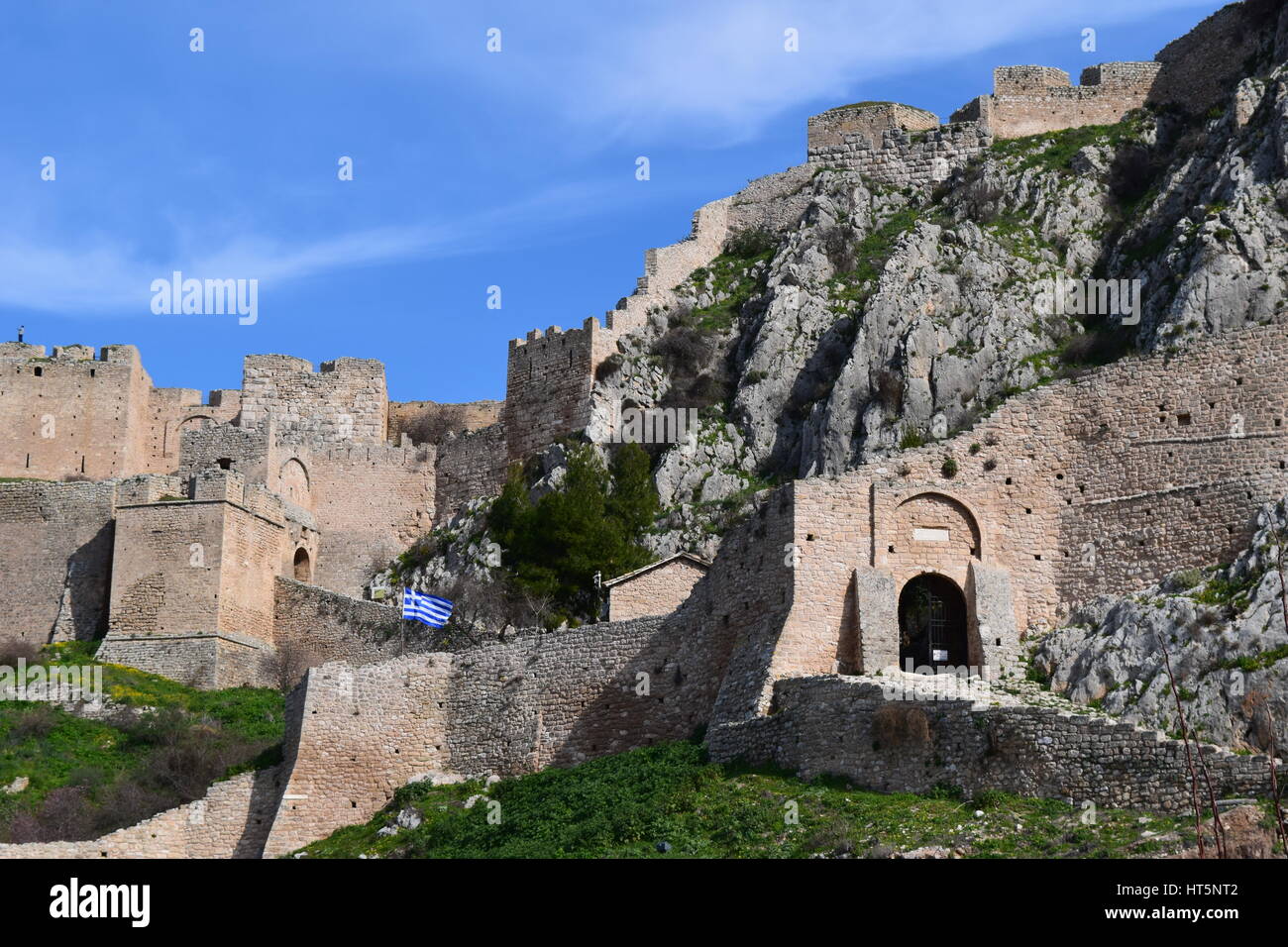 Acrocorinth (Greco: Ακροκόρινθος), "Corinto superiore','acropoli dell'antica Corinto, è una roccia monolitica di supervisionare le antiche città di Corinto Foto Stock
