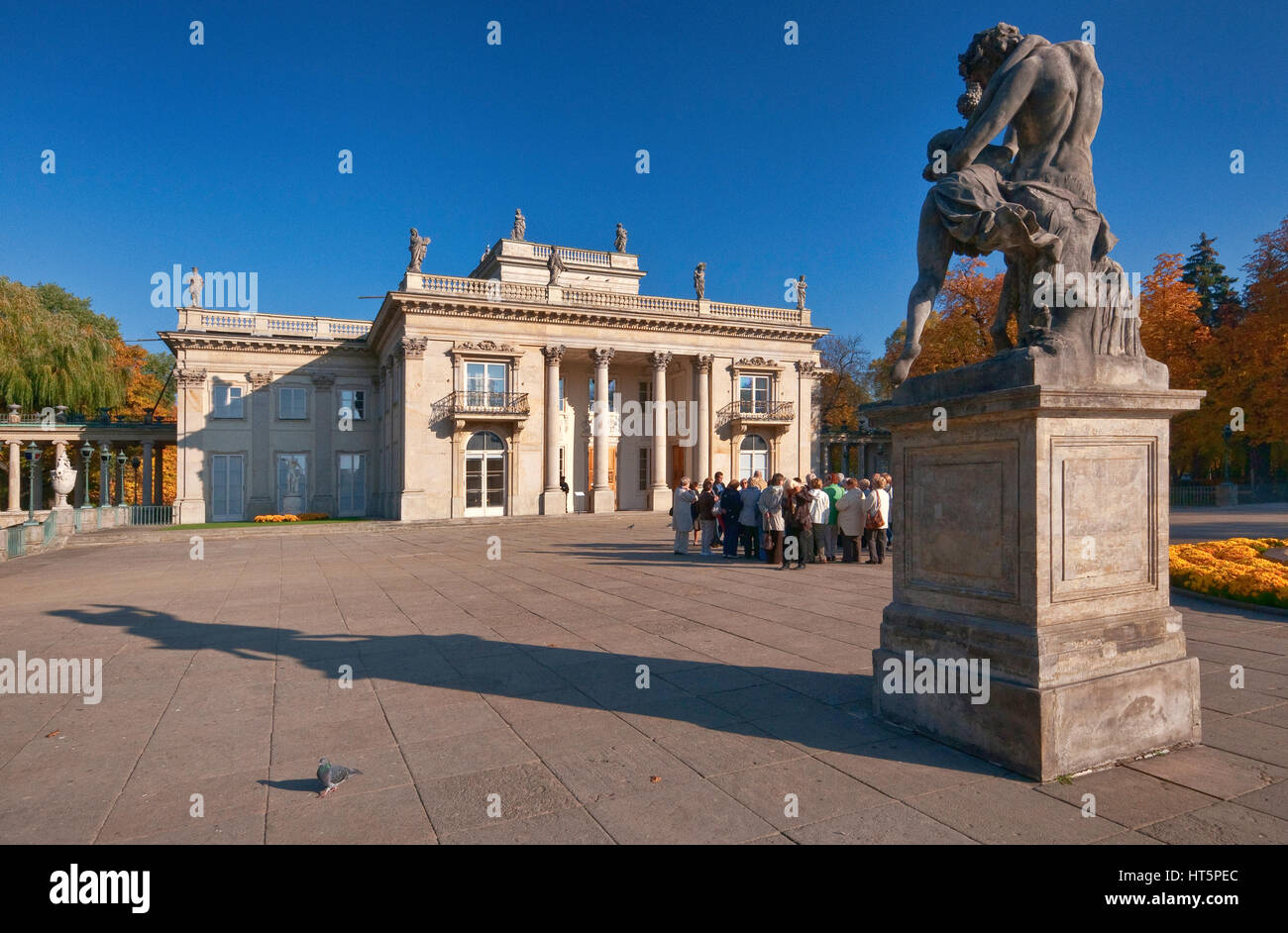 La scultura di fronte Palazzo Lazienki a Varsavia, Polonia Foto Stock