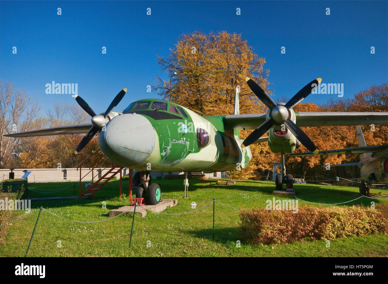 Un Antonov-26, sovietici a turboelica velivoli da trasporto, polacco esercito Museo a Varsavia, Polonia Foto Stock
