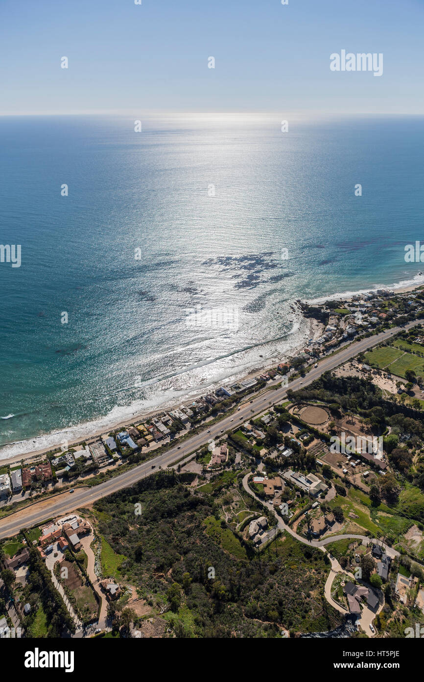 Vista aerea di fronte spiaggia case e terreni in Malibu, California. Foto Stock