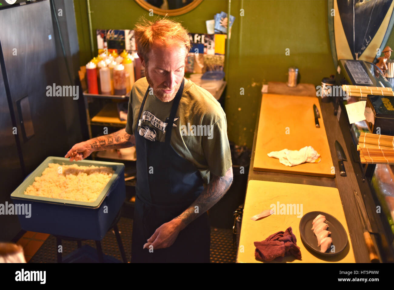 Lo Chef Davin Waite, co-proprietario della chiave & Seabasstropub roditore, preparazione di sushi con originati in modo sostenibile il pesce fresco, Oceanside, California. Foto Stock