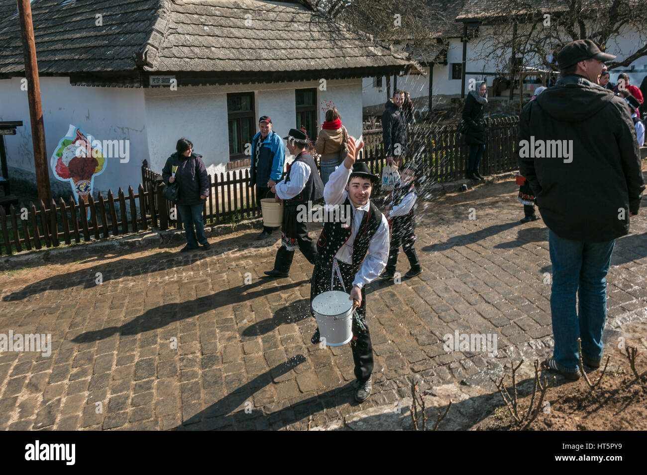 L'Ungherese Lunedì di Pasqua la tradizione di gettare acqua a ragazze Foto Stock