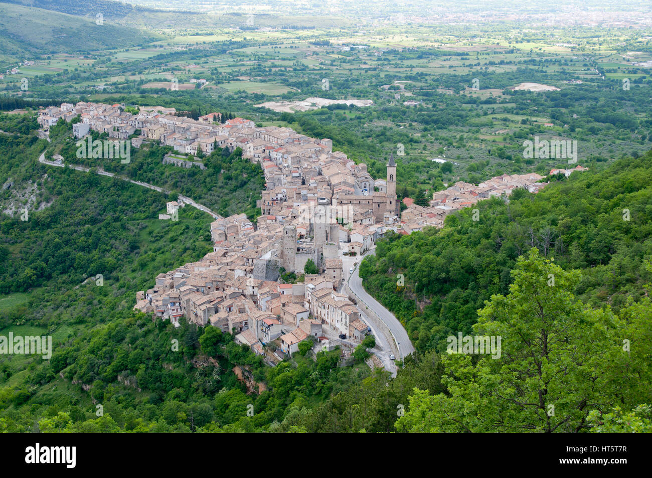 Vista superiore del villaggio di Pacentro in Abruzzo , Italia centrale. Foto Stock