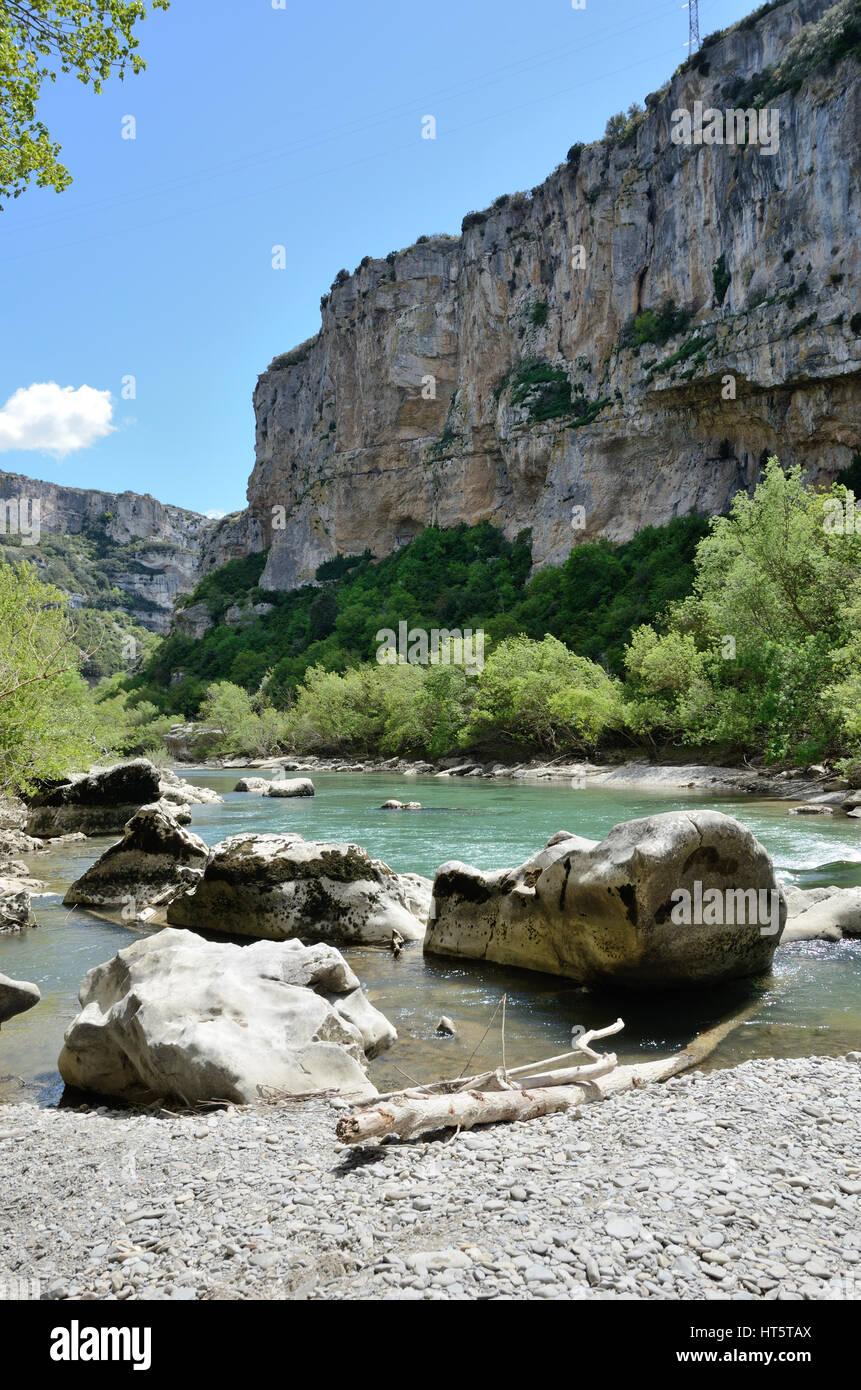 Vista la molla del famoso canyon spagnolo Foz de Lumbier Foto Stock