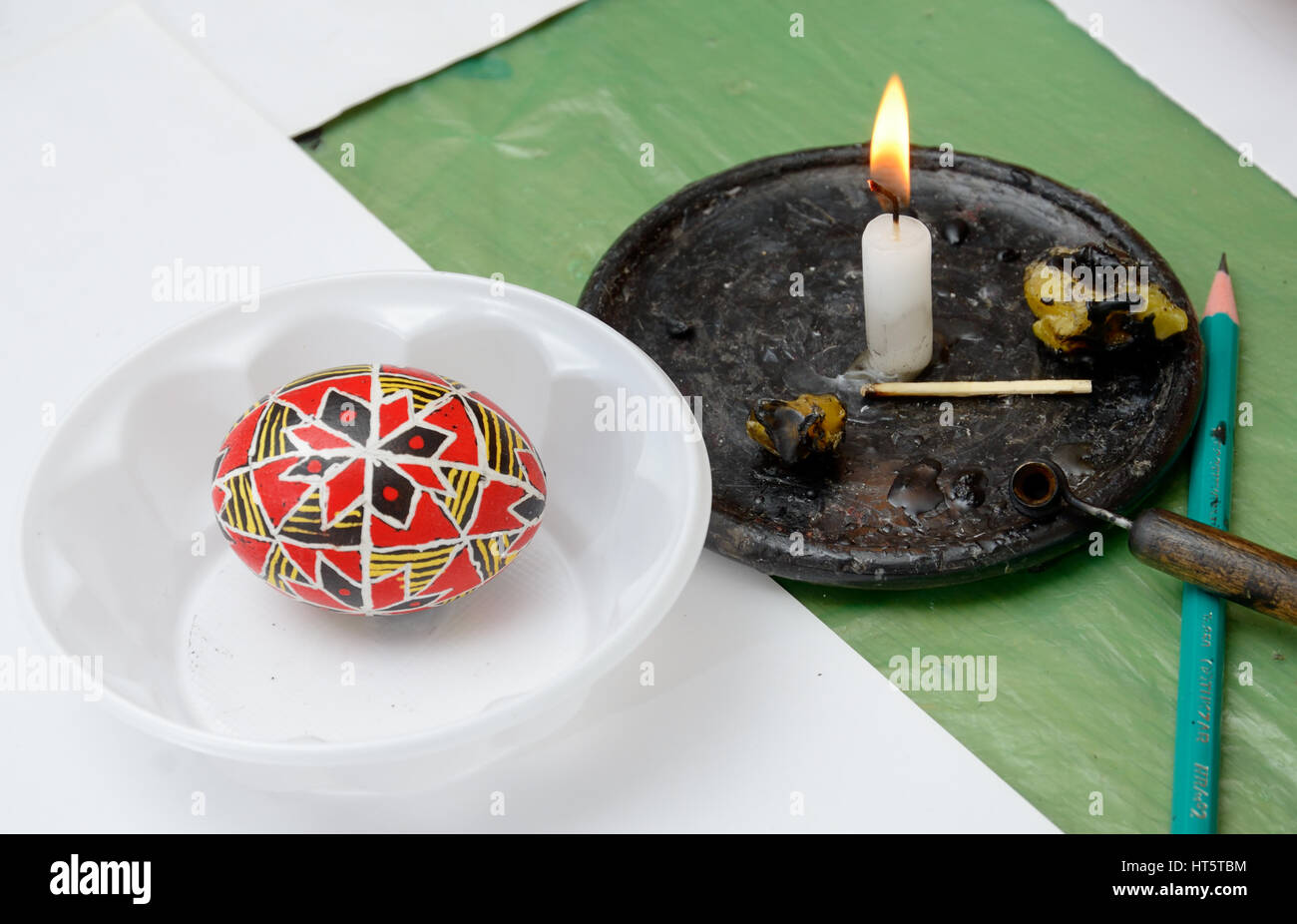 Pronto pisanka ucraino con un utensile, una candela, i pezzi di cera Foto Stock