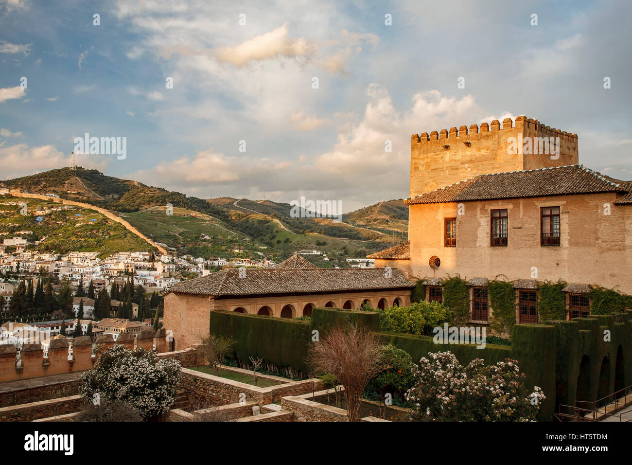 Vista di case e mura difensive e colline circostanti da Nasrid palazzi, la Alhambra di Granada, Spagna Foto Stock