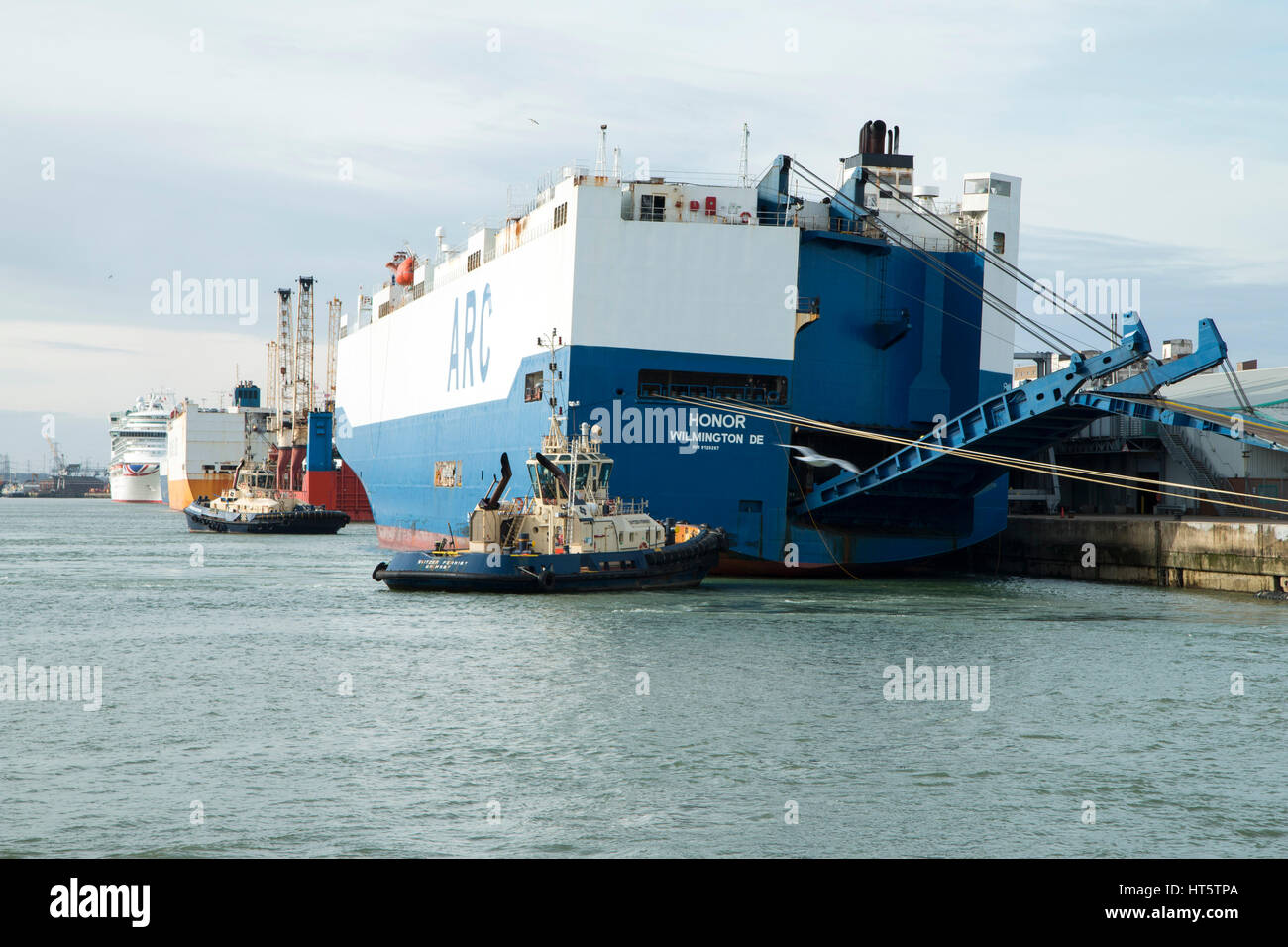 ARC auto transporter nave si prepara a lasciare il Southampton il 7 marzo 2017 en route a Baltimora frequentato da due barche rimorchiatore Foto Stock