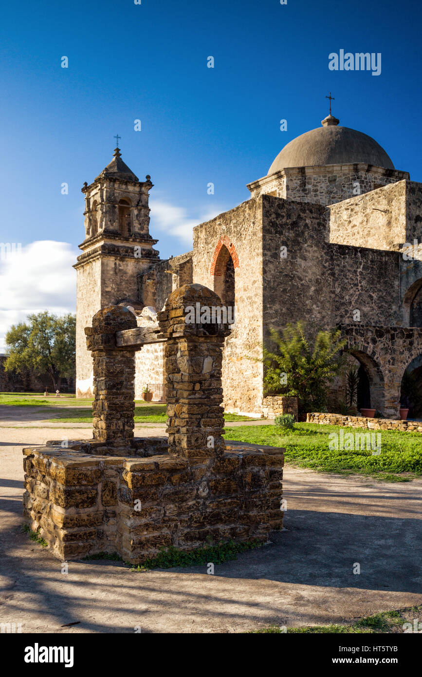San Jose chiesa della Missione esterno con acqua ben in primo piano, Texas Foto Stock