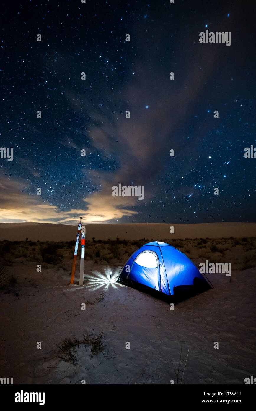 Una tenda singola illuminato dall'interno con il cielo notturno e stelle sopra, White Sands National Monument, Nuovo Messico, STATI UNITI D'AMERICA Foto Stock