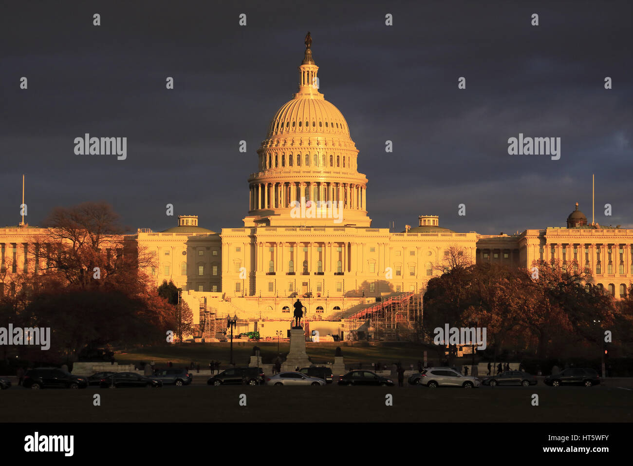 U.S.Capitol Building con Ulysses S.Grant Memorial in primo piano sotto più tardi nel pomeriggio la luce del sole. Washington D.C. Stati Uniti d'America Foto Stock