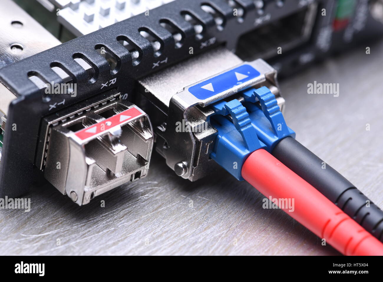 Internet delle cose in fibra ottica cavo patch con Gbic Closeup, Information Technology Foto Stock