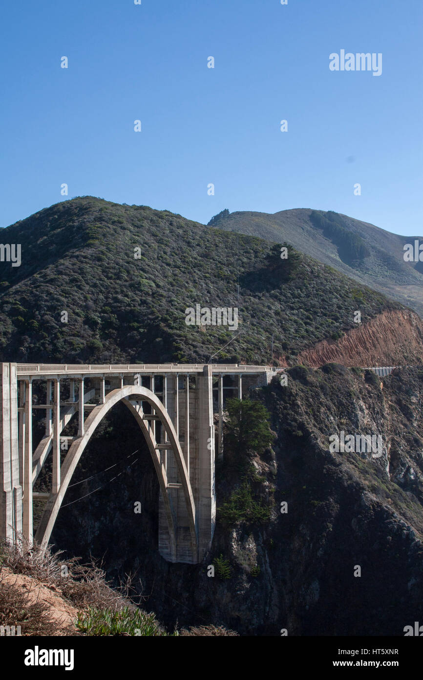 Guardando verso sud sull'autostrada 1 da Bixby Bridge, sulla costa ovest della California. Foto Stock