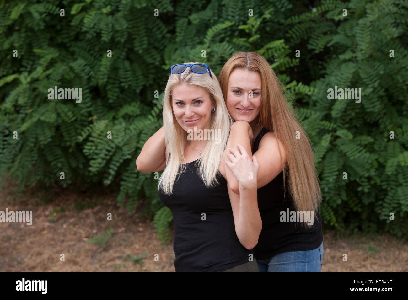 Bellissime ragazze fuori di modellazione in natura. Foto Stock