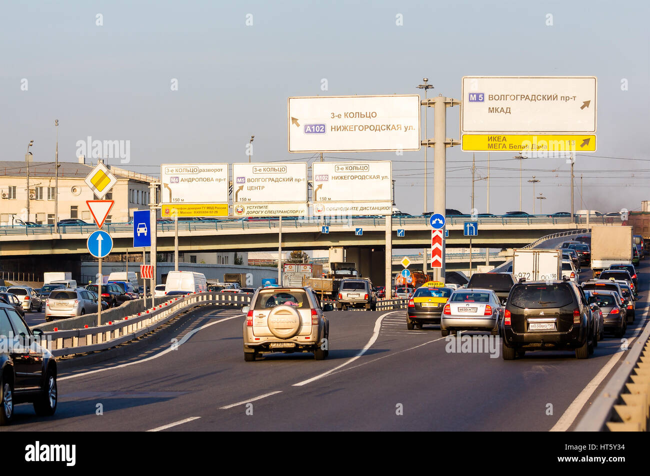 Mosca - 23 settembre 2015: il traffico su Laterza Ring Road vicino all'interscambio con Volgogradsky avenue. È il più recente della circonvallazione della città, sempre Foto Stock