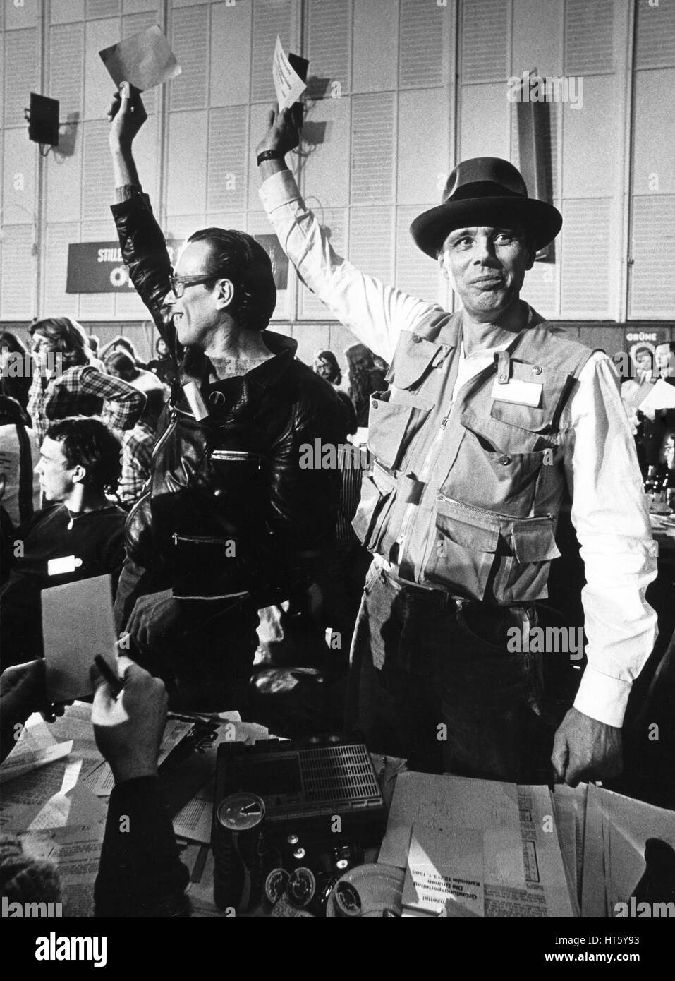 Karlsruhe, Germania, 12.01.1980 - artista Prof. Joseph Beuys (a destra) come membro del partito fondatore al Congresso del Partito Verde tedesco (Die GRUENEN) a Karlsruhe. Alla sua sinistra il suo amico e artista Johannes Stüttgen. Foto Stock