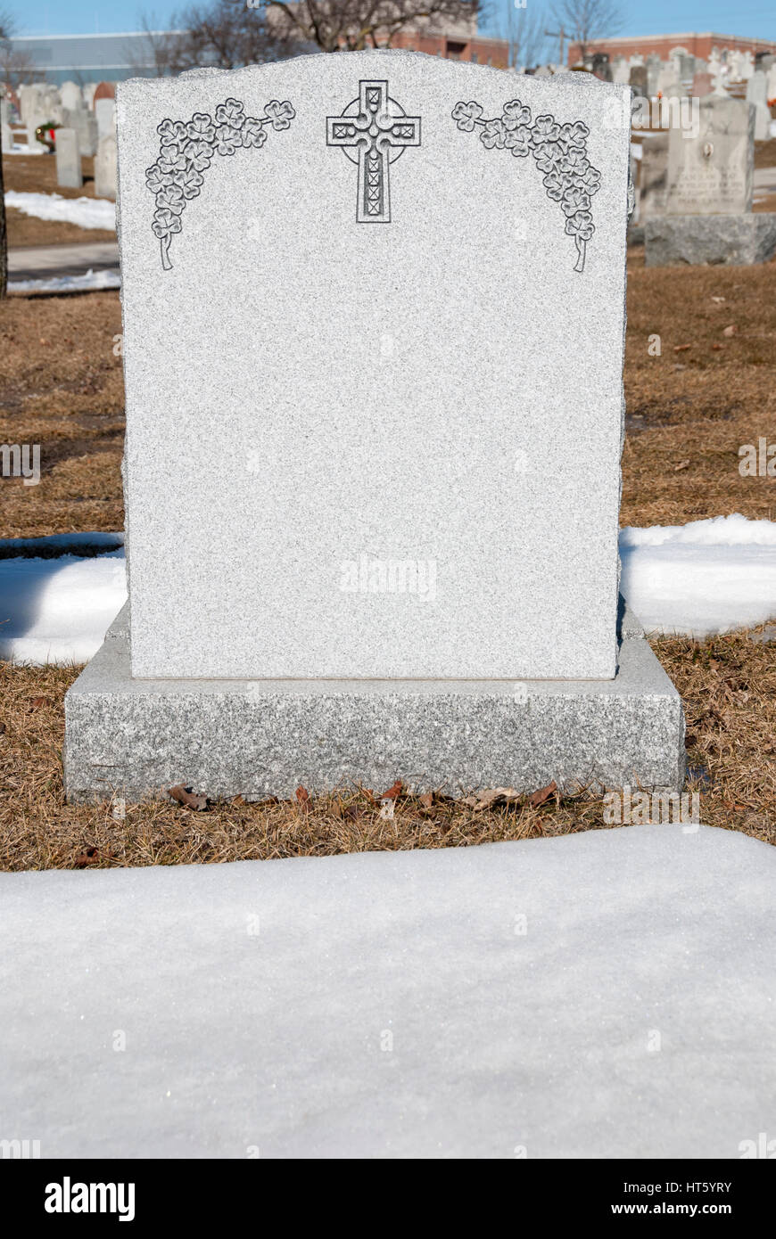 Lapide vuota in un cimitero Foto Stock