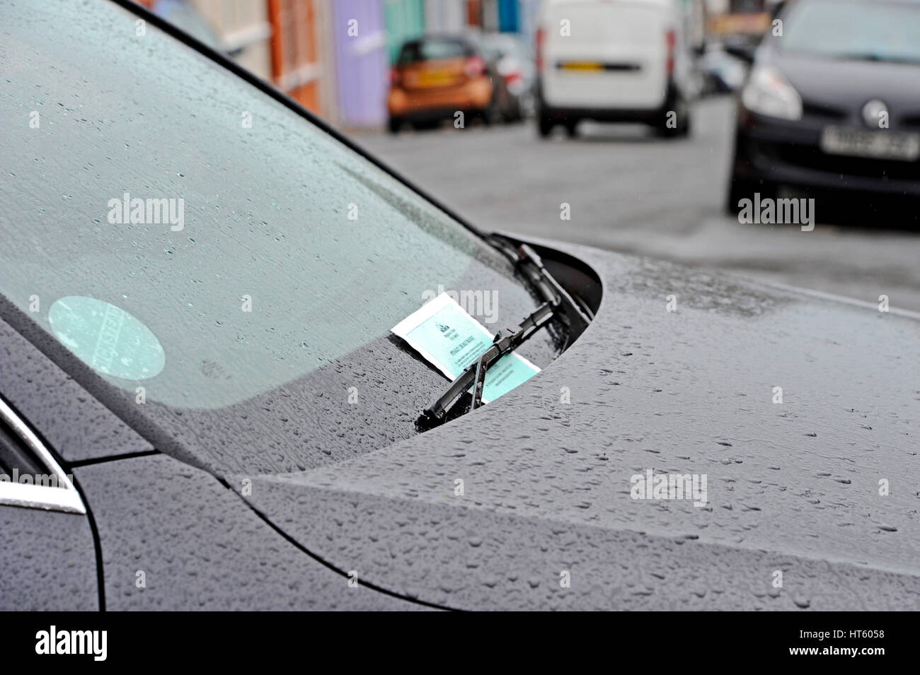 Auto parcheggiate illegalmente con parcheggio ticket fine sotto il tergivetro del parabrezza in Brighton Regno Unito Foto Stock