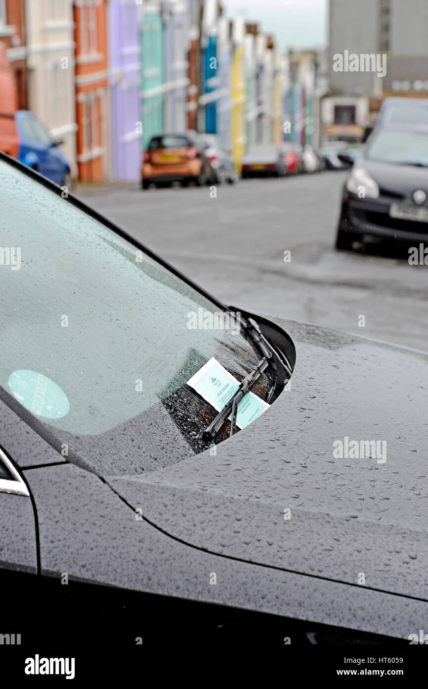 Auto parcheggiate illegalmente con parcheggio ticket fine sotto il tergivetro del parabrezza in Brighton Regno Unito Foto Stock